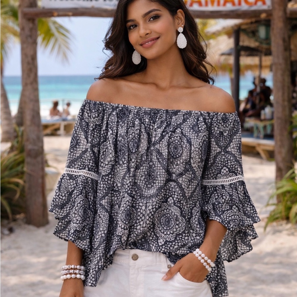*Bohemian print summer top. Navy & white. Size M